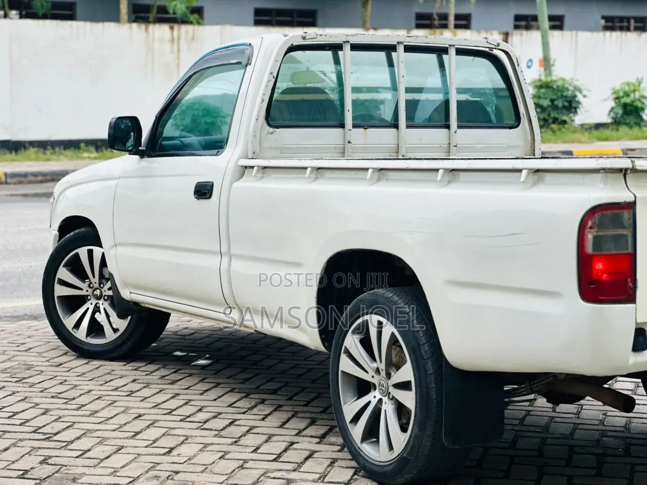Toyota Hilux 2001 White