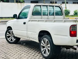 Toyota Hilux 2001 White