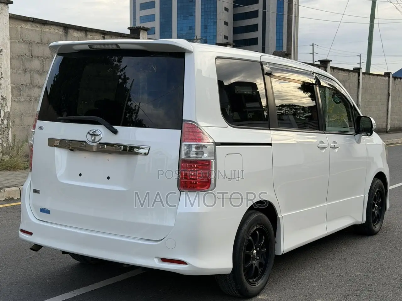 Toyota Noah 2009 White