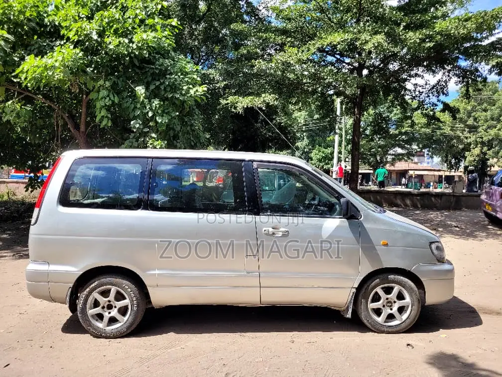 Toyota Noah 2001 Silver