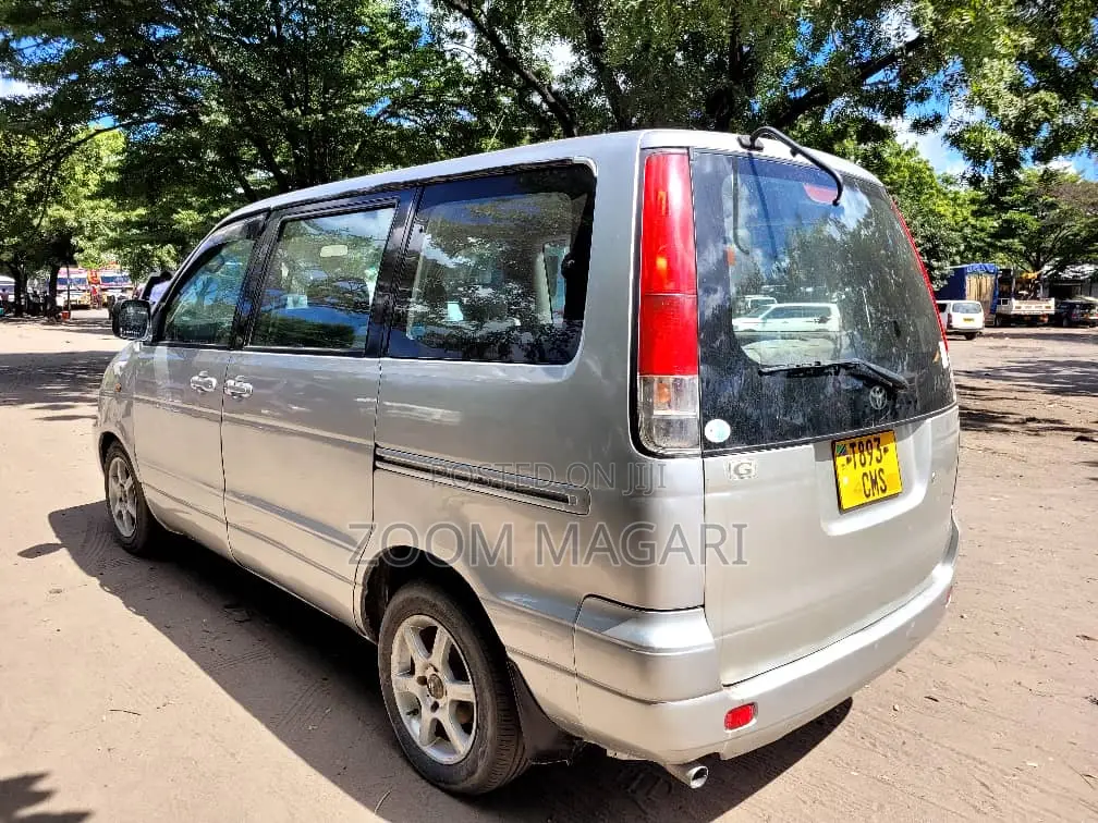 Toyota Noah 2001 Silver