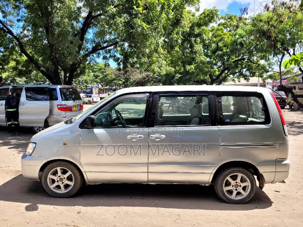 Toyota Noah 2001 Silver