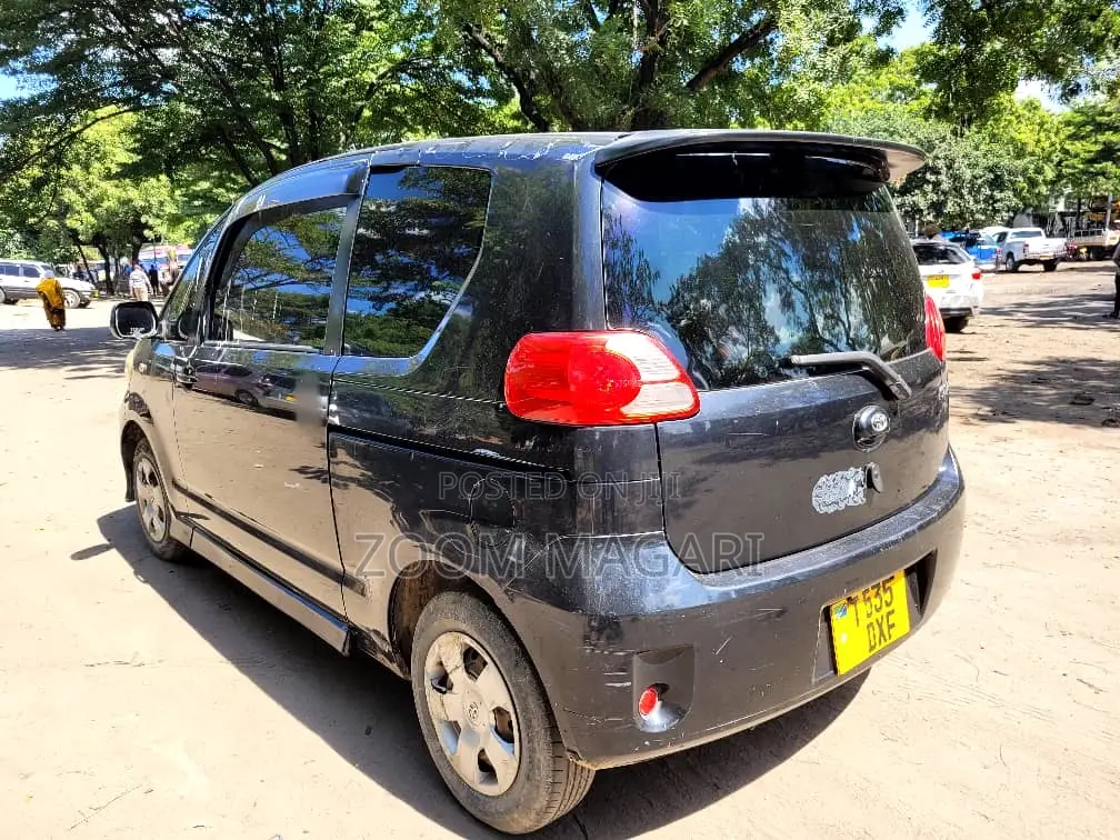 Toyota Porte 2004 Blue