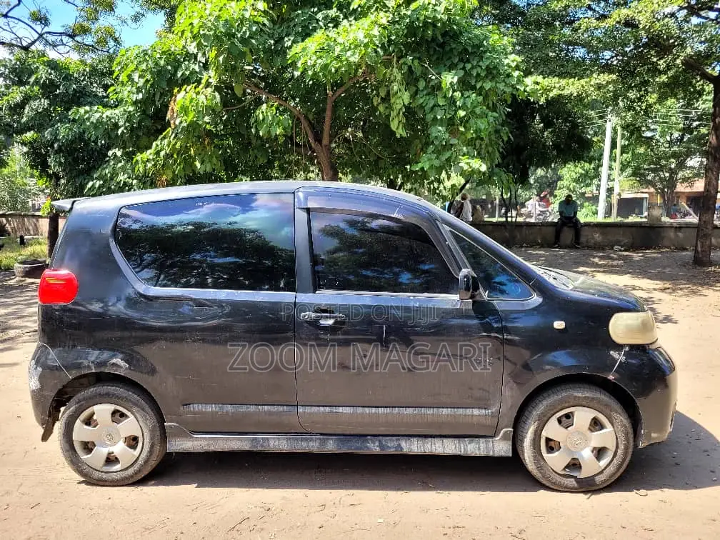 Toyota Porte 2004 Blue