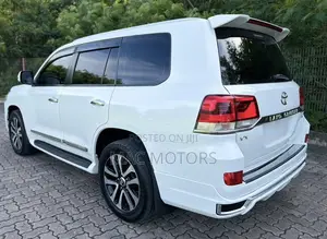 Toyota Land Cruiser 2016 White