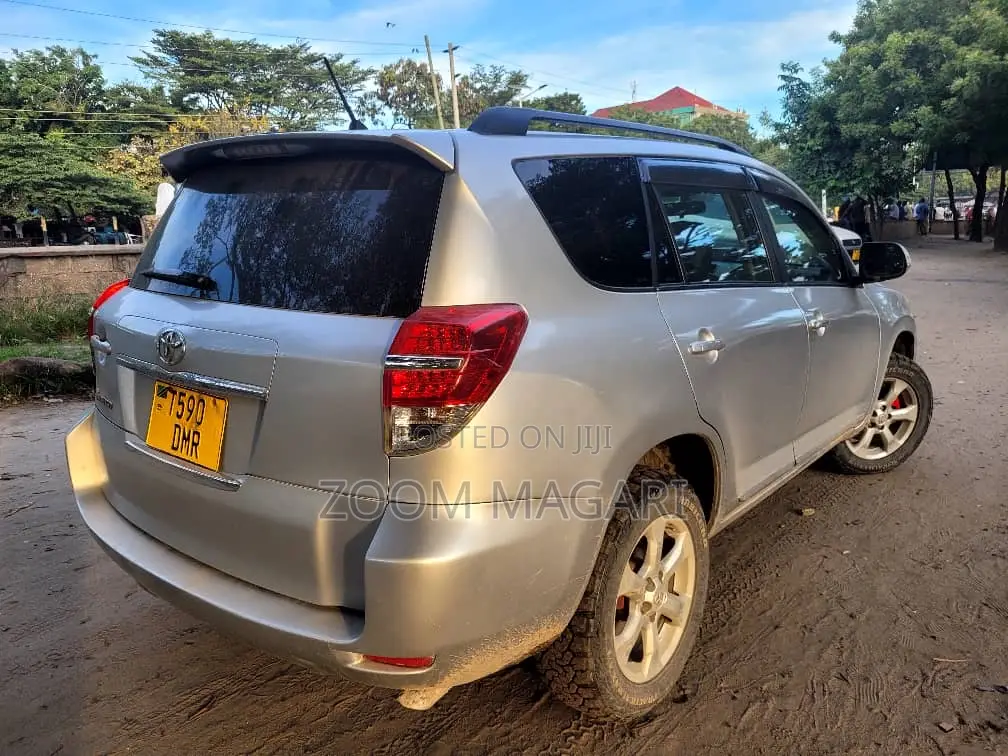 Toyota Vanguard 2011 Silver