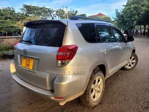 Toyota Vanguard 2011 Silver