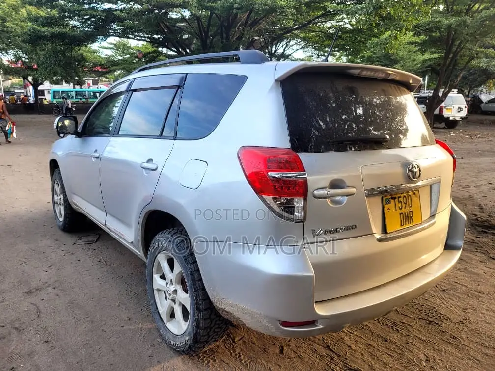 Toyota Vanguard 2011 Silver