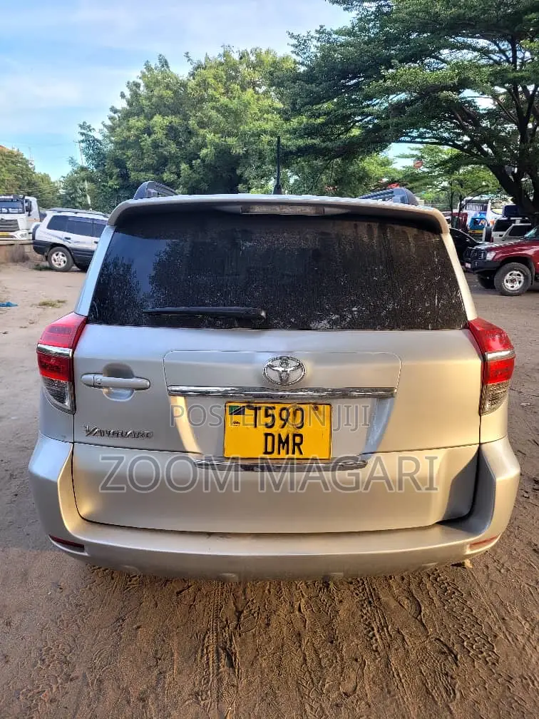 Toyota Vanguard 2011 Silver