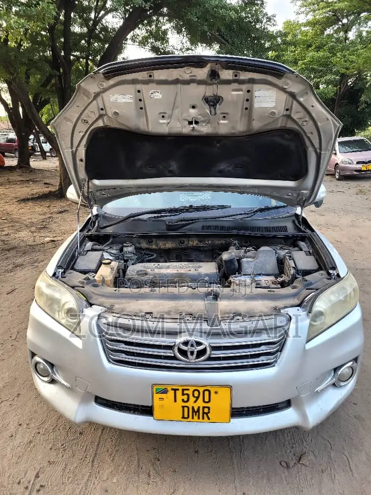 Toyota Vanguard 2011 Silver