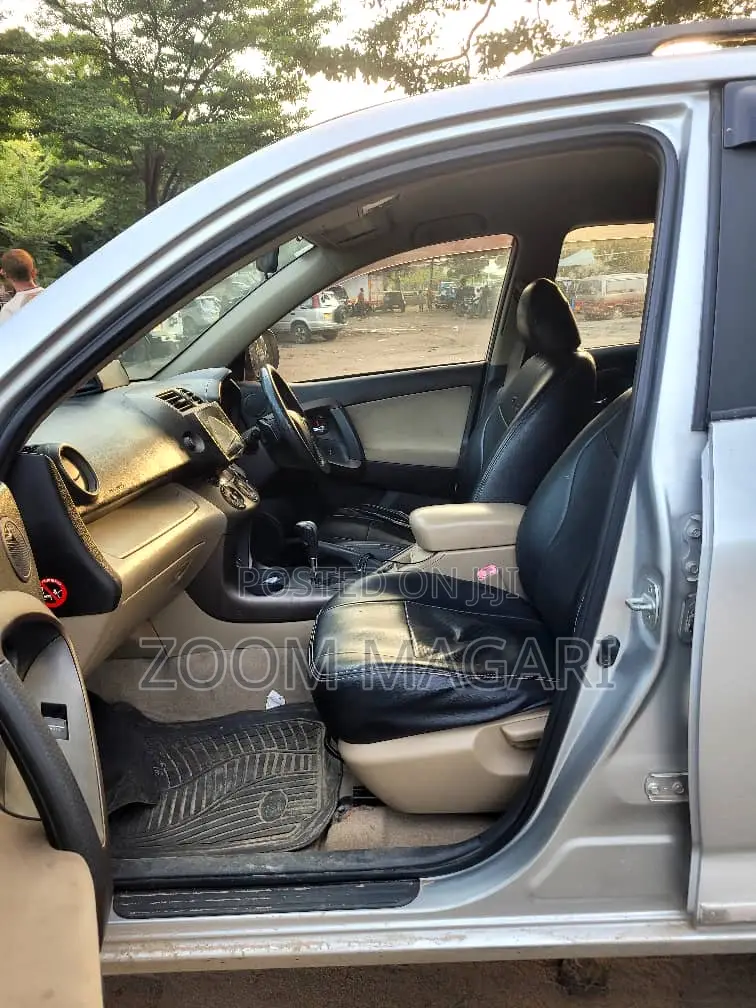 Toyota Vanguard 2011 Silver