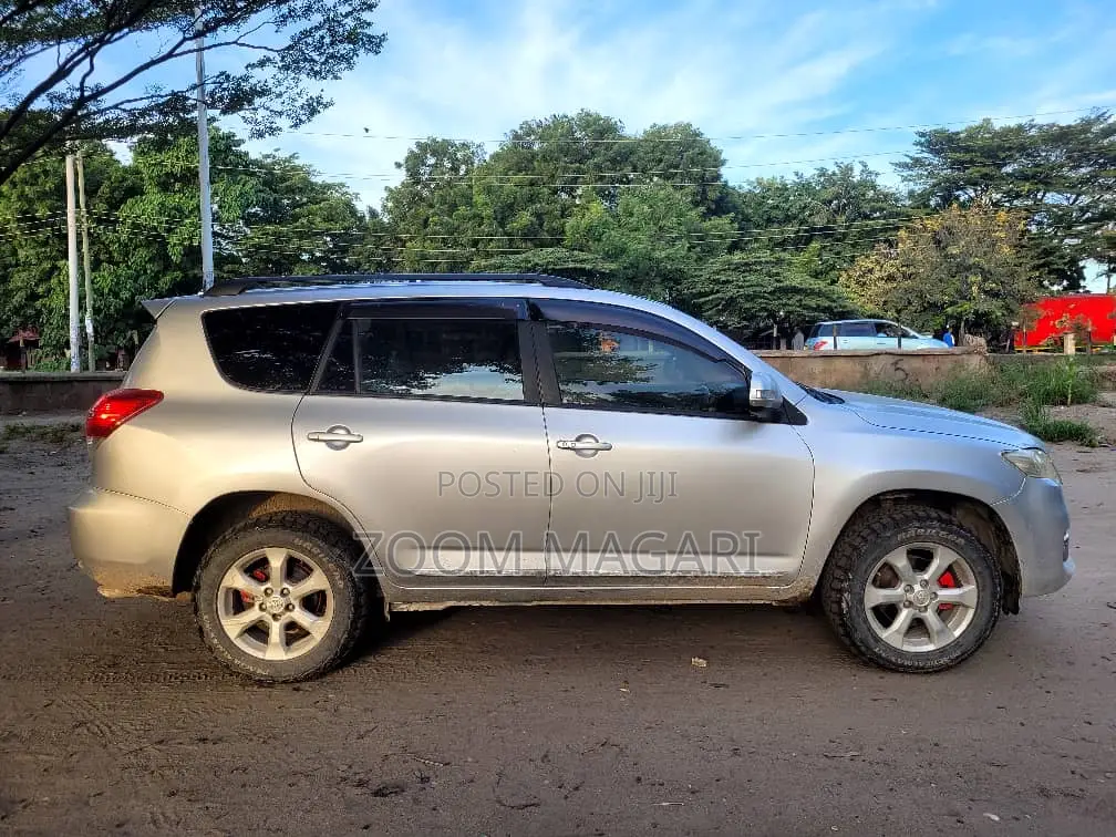 Toyota Vanguard 2011 Silver