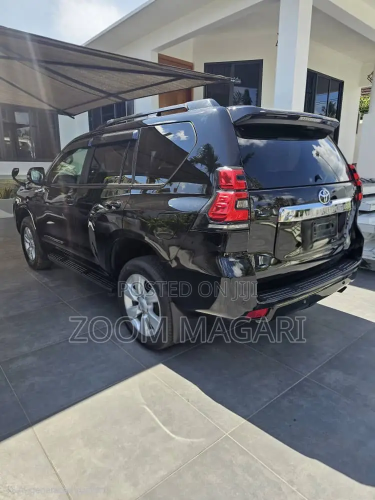 Toyota Land Cruiser Prado 2022 Black