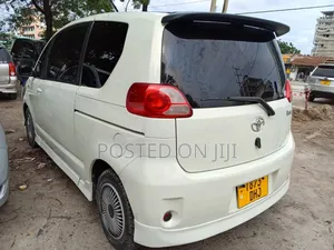 Toyota Porte 2005 White
