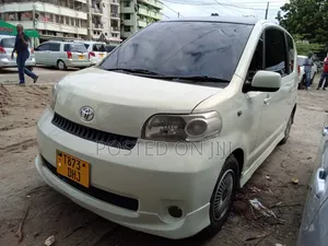 Toyota Porte 2005 White