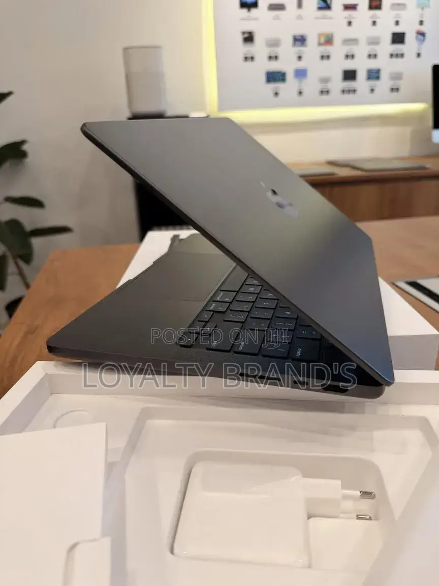 New Laptop Apple MacBook Pro 2025 M5 24GB Apple M5 SSD 1T