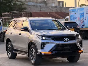 Toyota Fortuner 2023 Silver