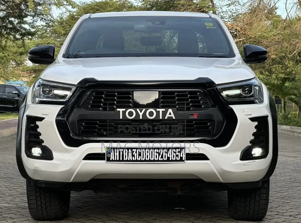 Toyota Hilux 2023 White