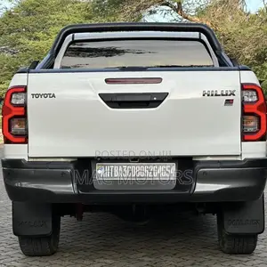 Toyota Hilux 2023 White