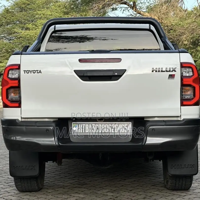 Toyota Hilux 2023 White