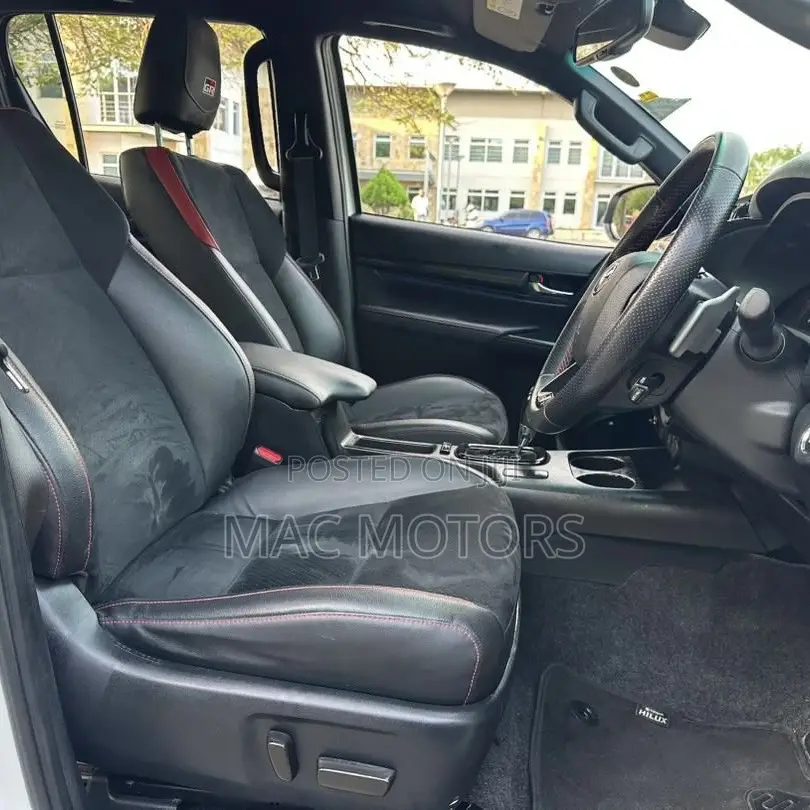 Toyota Hilux 2023 White