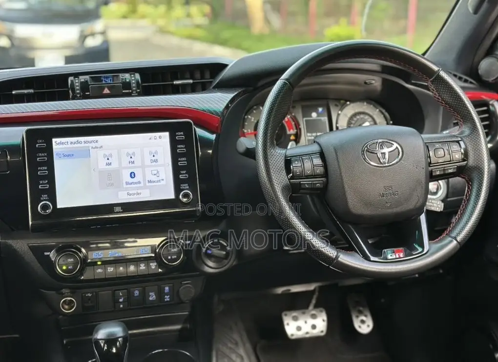 Toyota Hilux 2023 White