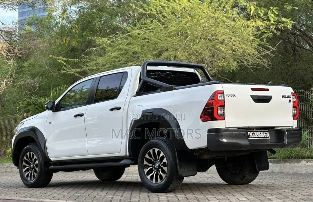 Toyota Hilux 2023 White