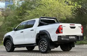 Toyota Hilux 2023 White