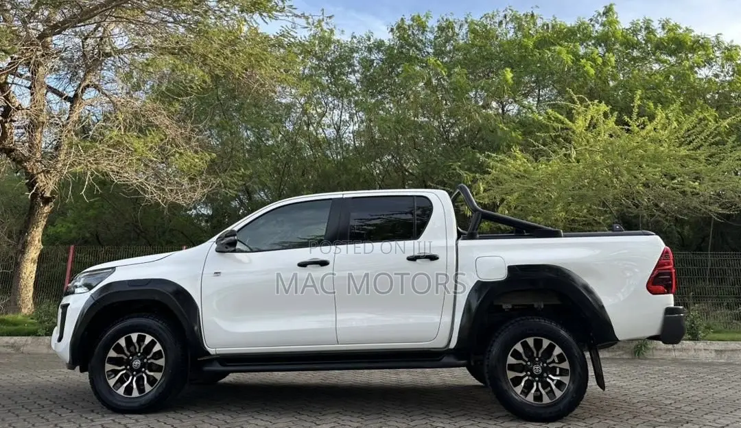 Toyota Hilux 2023 White