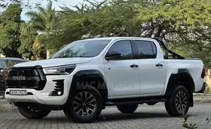 Toyota Hilux 2023 White