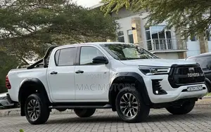 Toyota Hilux 2023 White