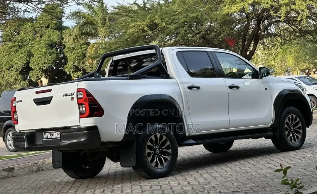 Toyota Hilux 2023 White