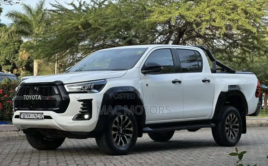 Toyota Hilux 2023 White