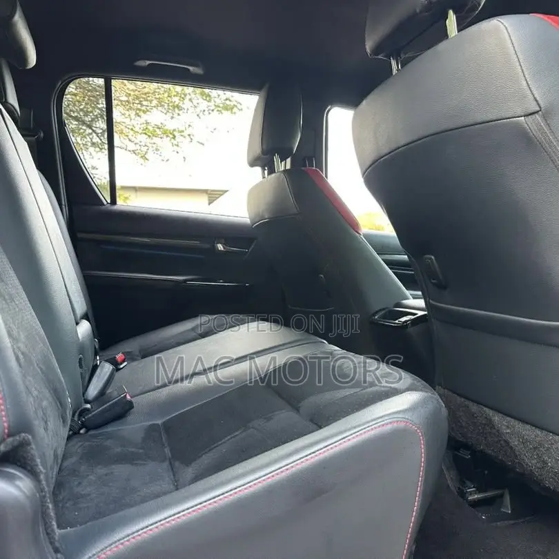 Toyota Hilux 2023 White