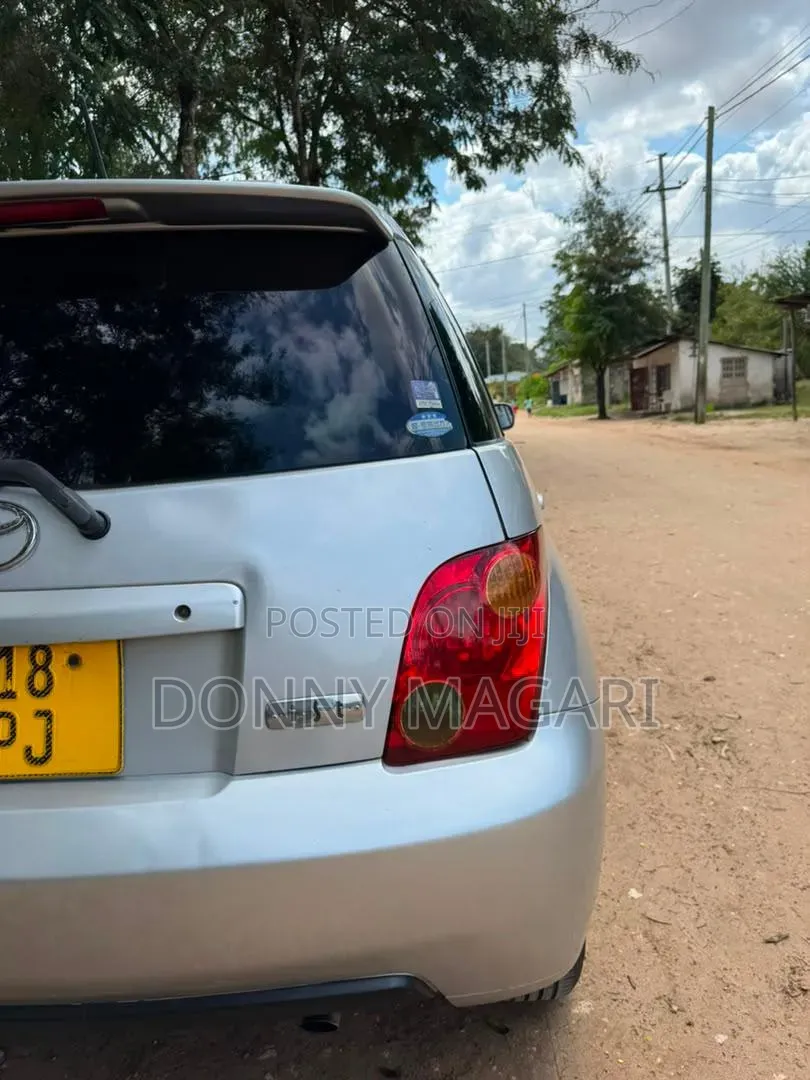 Toyota IST 2004 Silver