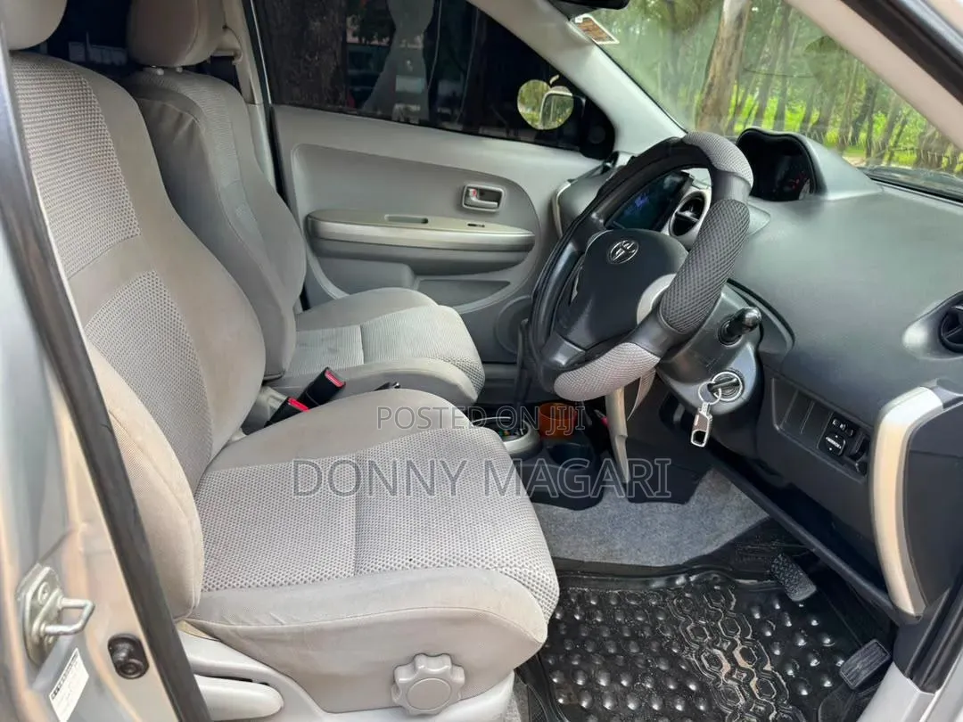 Toyota IST 2004 Silver