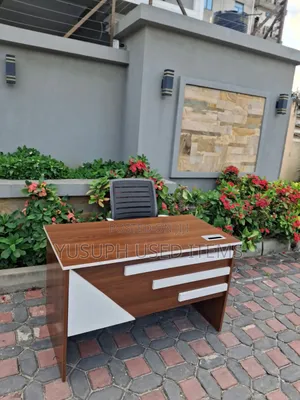 Office Table With White Chair