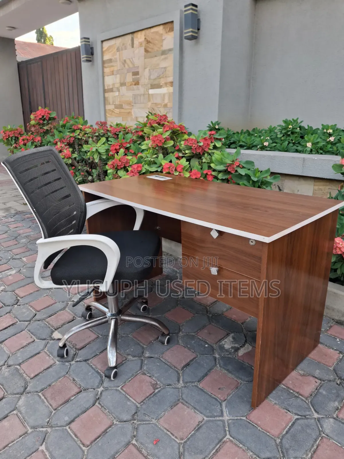 Office Table With White Chair