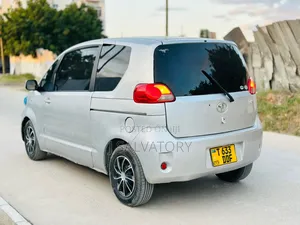 Toyota Porte 2004 Silver