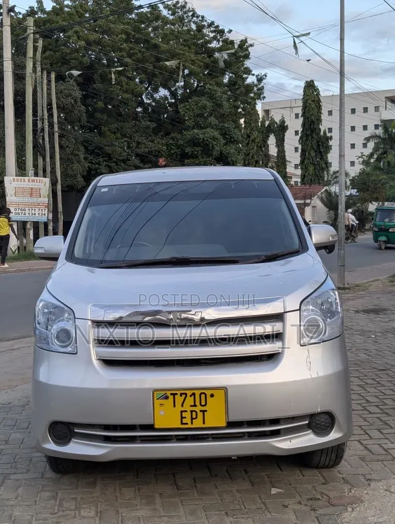 Toyota Noah 2009 Silver