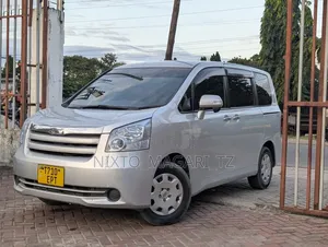 Toyota Noah 2009 Silver