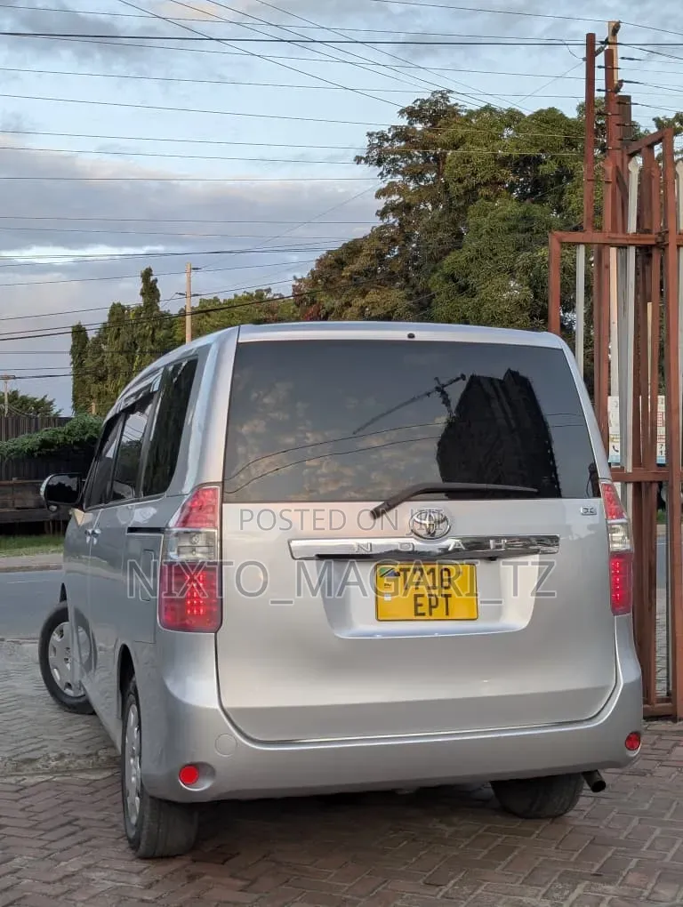 Toyota Noah 2009 Silver