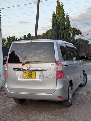 Toyota Noah 2009 Silver