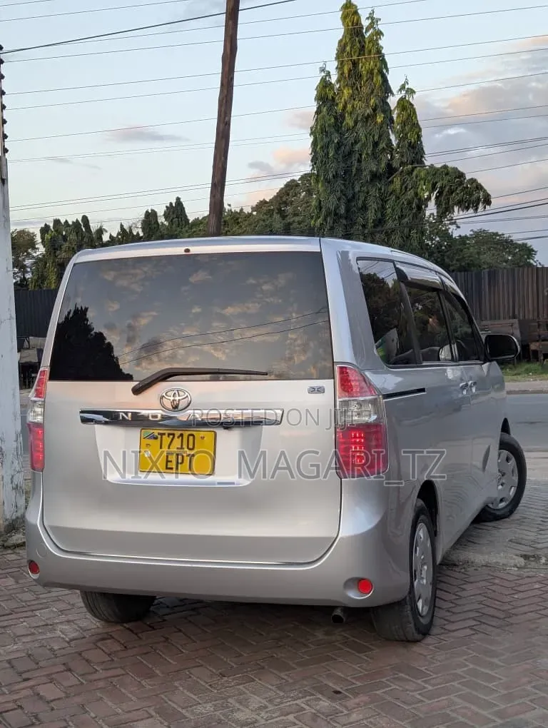 Toyota Noah 2009 Silver
