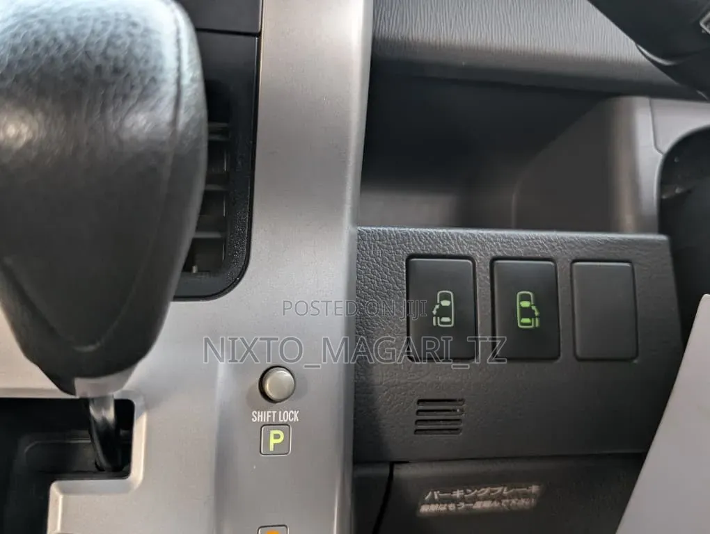 Toyota Noah 2009 Silver