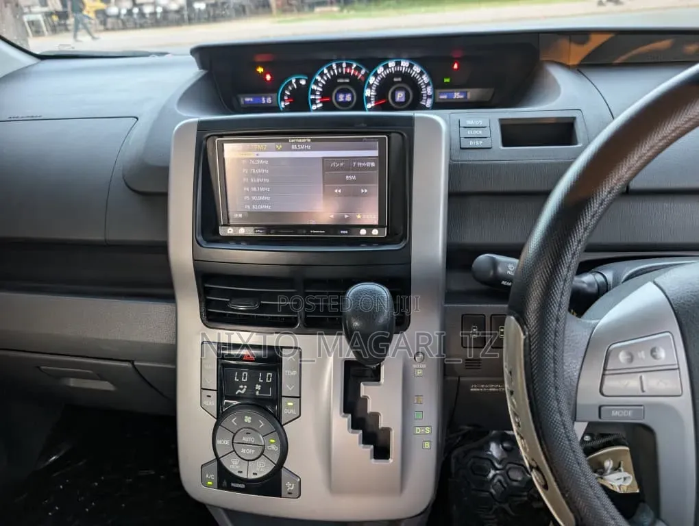 Toyota Noah 2009 Silver