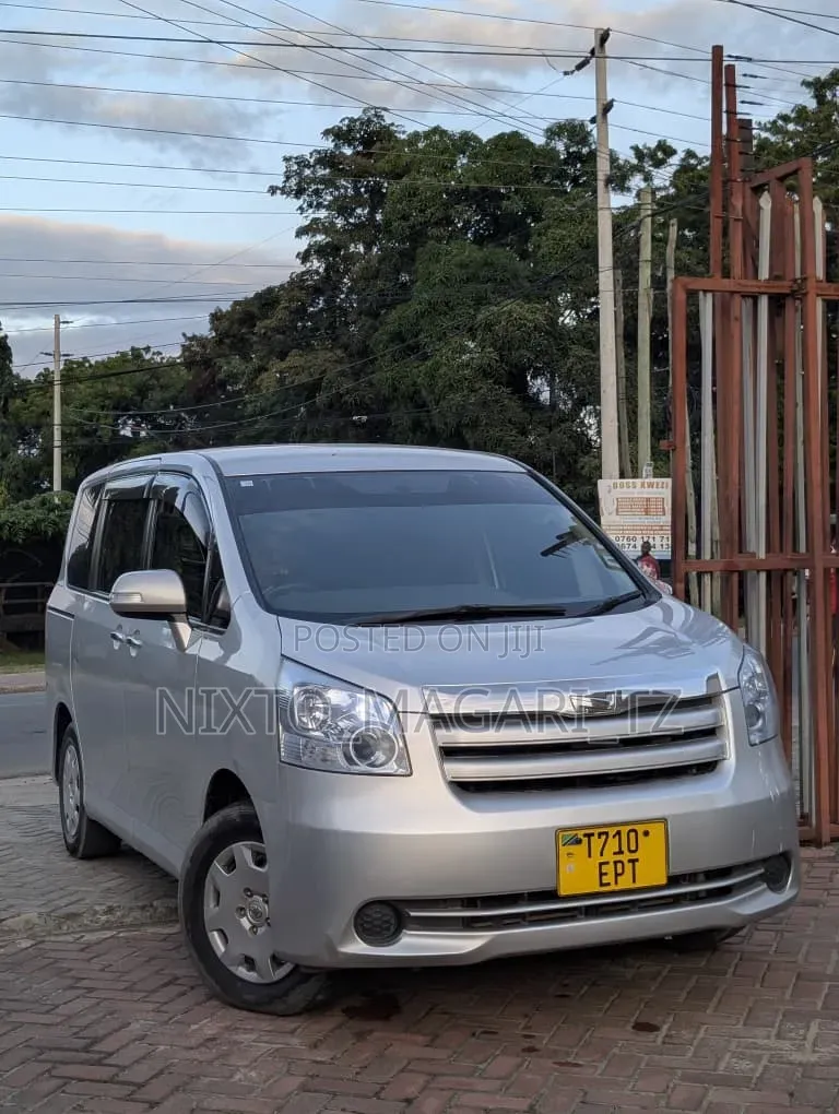 Toyota Noah 2009 Silver