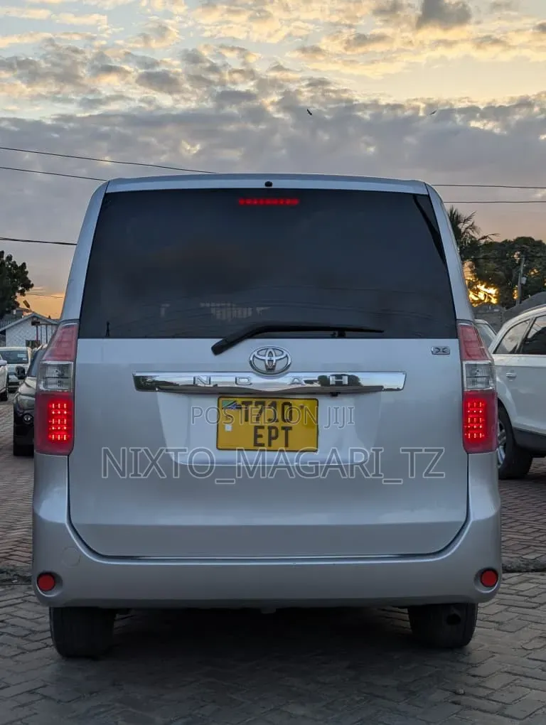 Toyota Noah 2009 Silver