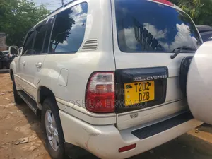 Toyota Land Cruiser 2004 White