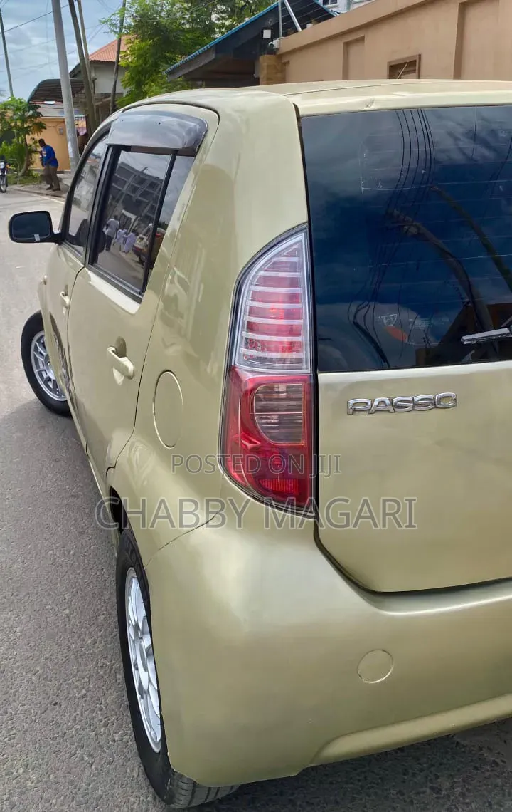 Toyota Passo 2005 Gold